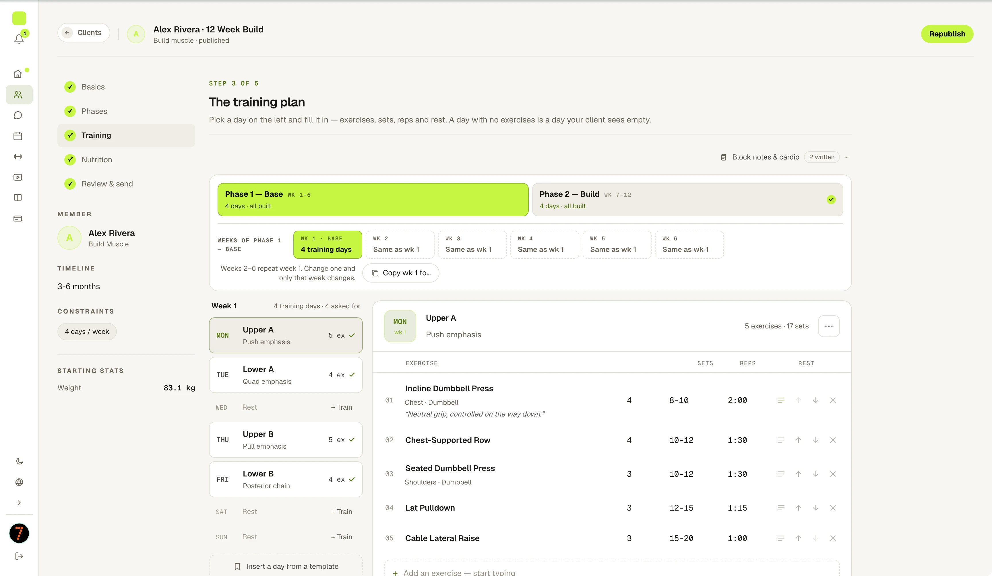 Training step of the program builder: a weekly split with exercises, sets, reps and rest